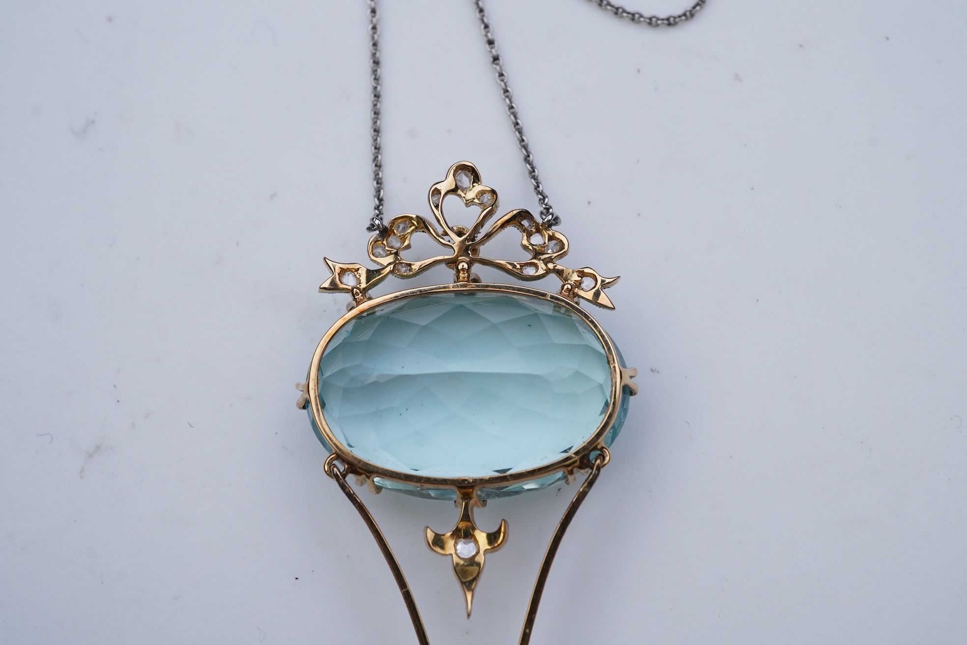 An Edwardian aquamarine and diamond pendant necklace, early 20th century